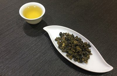 The Art of Oolong Tea in Treating Guests